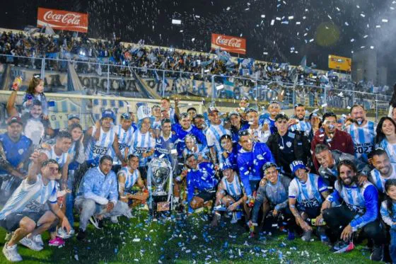 93208-el-plantel-campeon-de-gimnasia-y-tiro-festejo-con-miles-de-hinchas-en-su-estadio