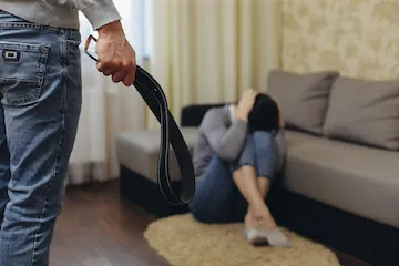 esposo-alcoholico-golpea-su-esposa-cinturon-zhenzhina-cubre-manos-violencia-familia_213607-1407