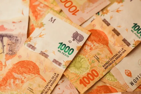 many-messy-1000-argentine-peso-600nw-2217060569