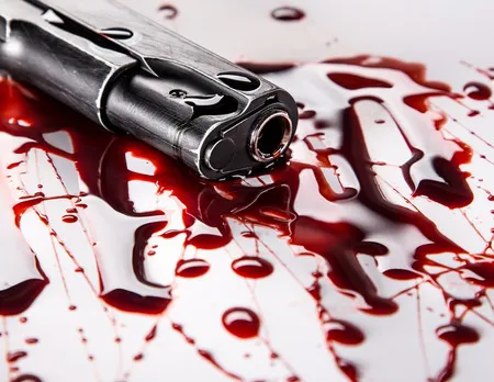 53125500-concepto-del-asesinato-arma-con-sangre-sobre-fondo-blanco-primer-plano