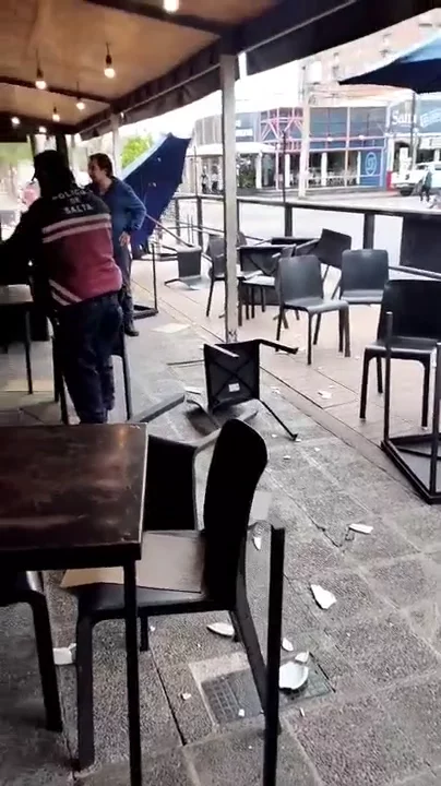 VIDEO. Destrozos golpes y tensión en una confitería de Plaza Alv