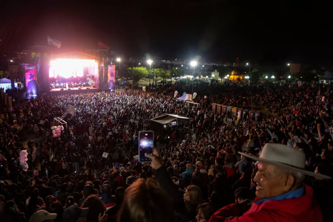 115944-mas-de-10-mil-saltenios-disfrutaron-del-festival-aniversario-en-plaza-espania