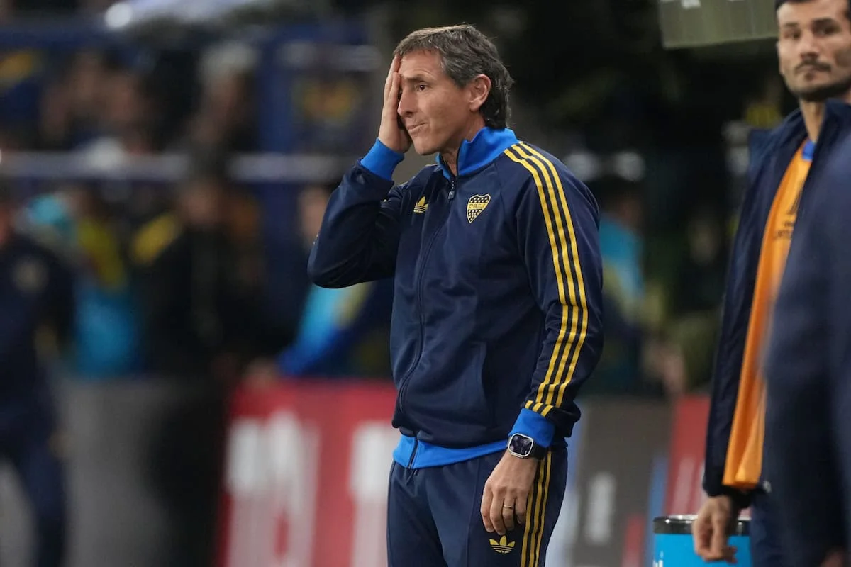 claudio-ubeda-se-tapa-la-cara-boca-quedo-JPSYJ7J72RHGVJU5STQOFRVXXM