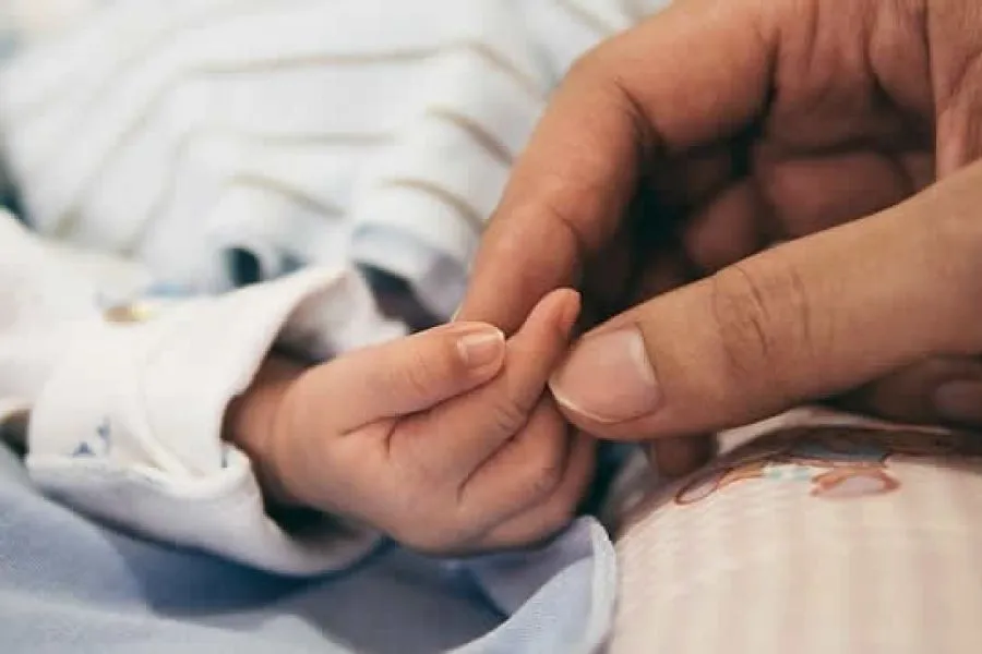 32918-era-todo-mentira-lo-del-bebe-abandonado-en-una-cancha