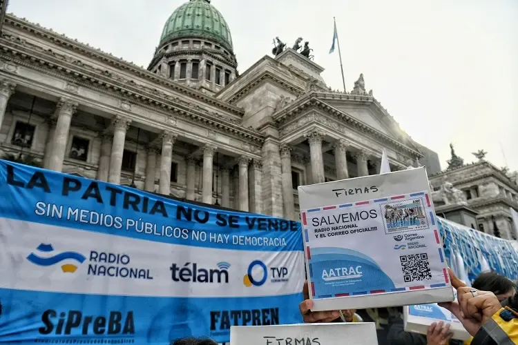 congreso-firmas-contra-privatizaciones-ley-bases
