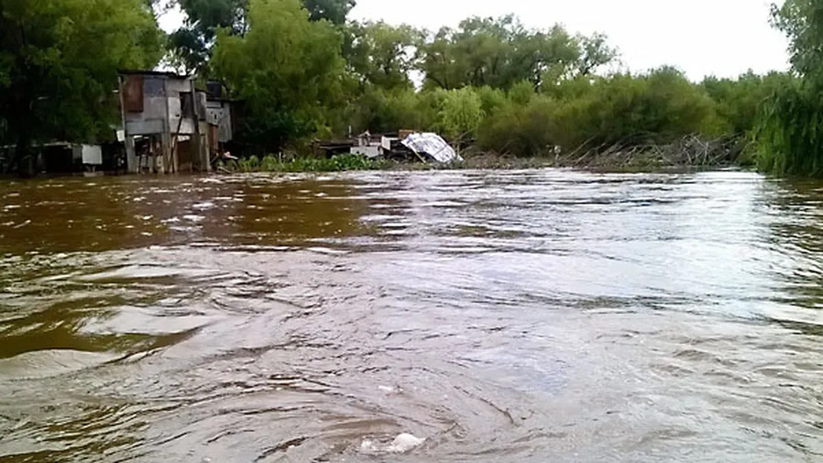 con-fuerza-el-agua-desbordo-la-costa-e-invadio-las-casas-donde-viven-forma-estable-unas-20-familias-pescadores-cuyos-hijos-asisten-la-escuela-n-1139-que-ahora-sigue-tierra