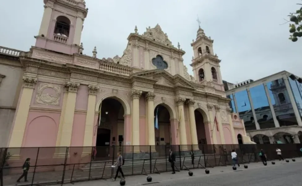 86365-como-todos-los-anios-la-catedral-amanecio-vallada-en-el-8m
