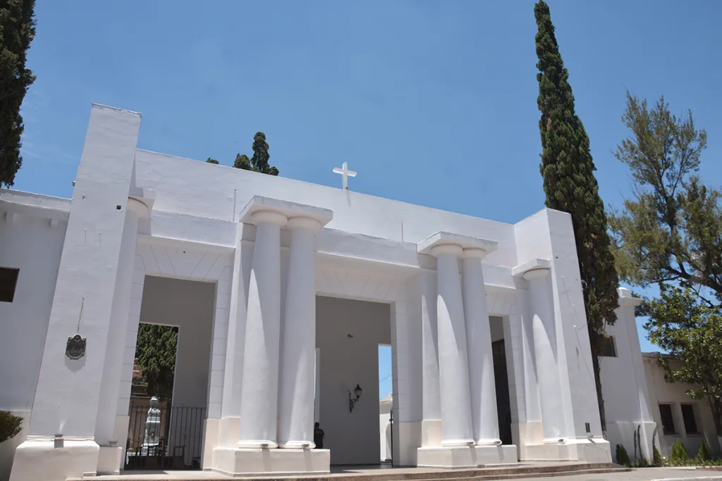 Cementerio-de-la-Santa-Cruz-Dia-de-los-Santos-Difuntos-1-2-1024x683