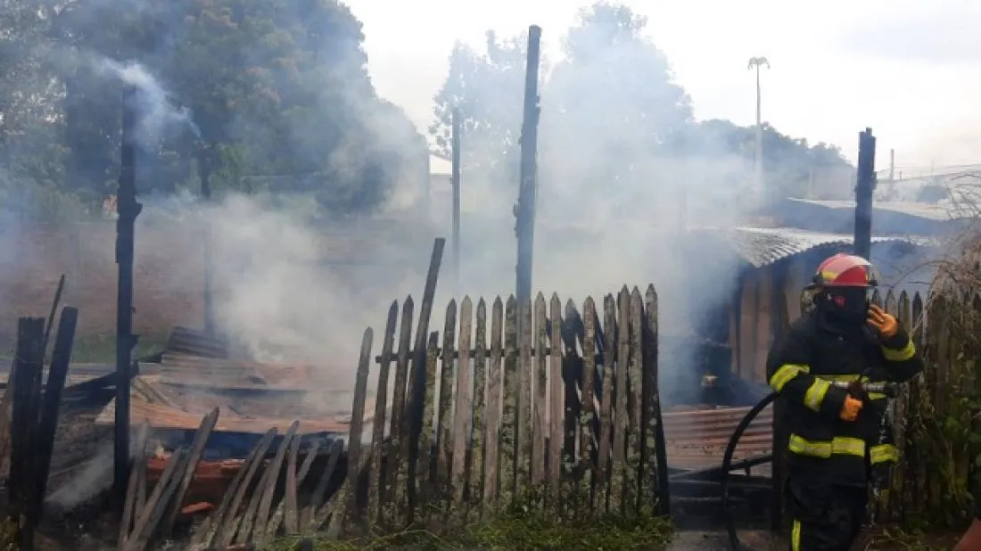 81031-una-vela-encendida-ocasiono-un-incendio-en-una-casa-de-oran