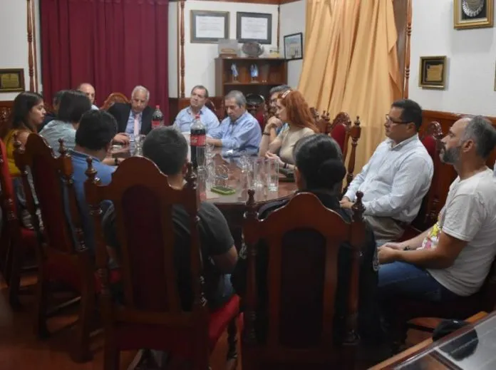 9524-reunion-de-funcionarios-696x519