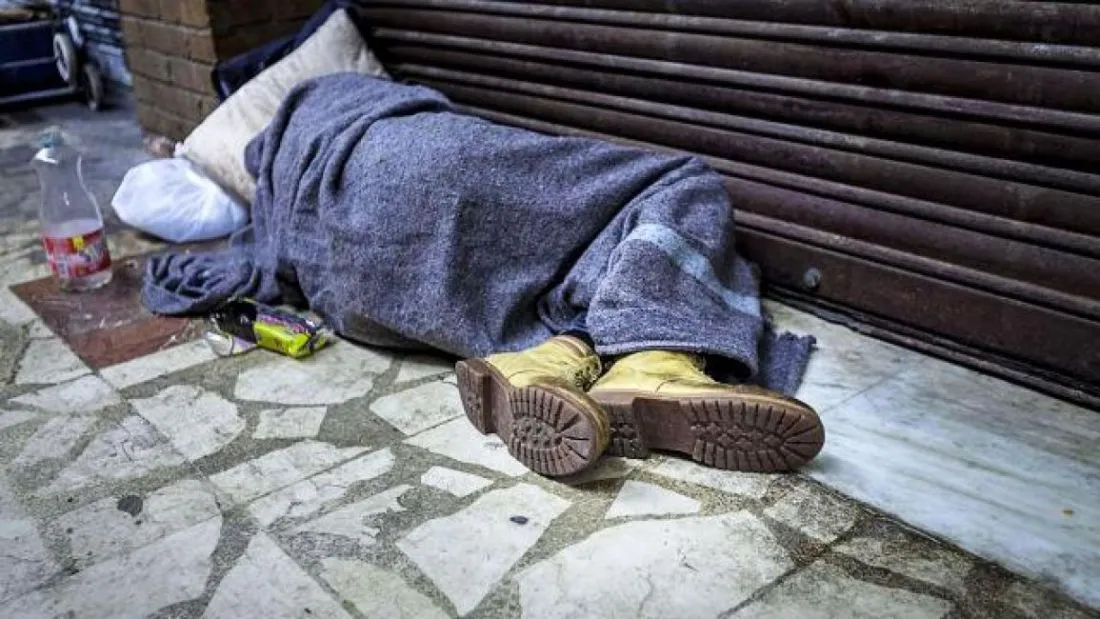 1610-al-menos-cinco-personas-en-situacion-de-calle-duerman-en-la-terminal-y-en-el-parque-san-martin