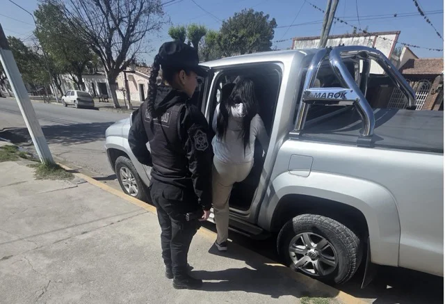 rosario.de_.lerma_.detencion.policia-de-tamano-mediano