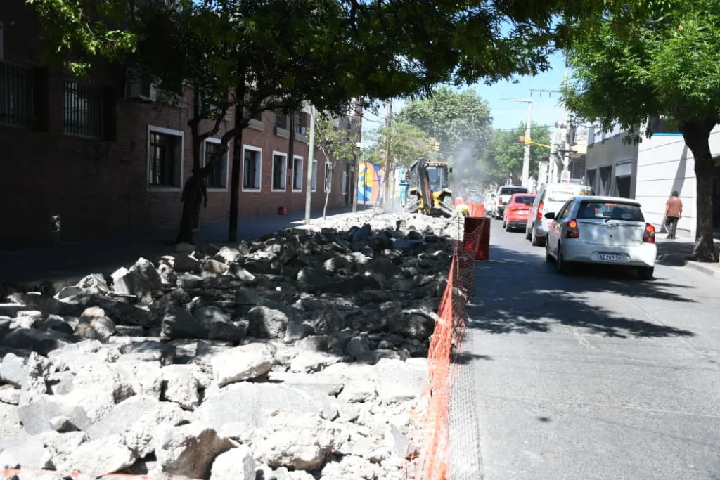 obra-de-media-calzada-en-tucuman-entre-pellegrini-y-esteco-5-1024x683