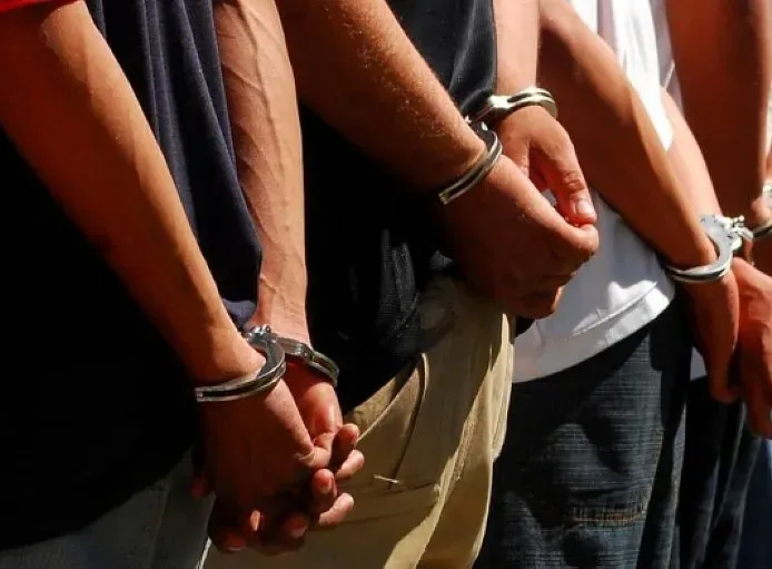 multimedia.normal.bc035b0be8866034.MjEyMDYtZGV0ZW5pZG9zMV9ub3JtYWwud2VicA