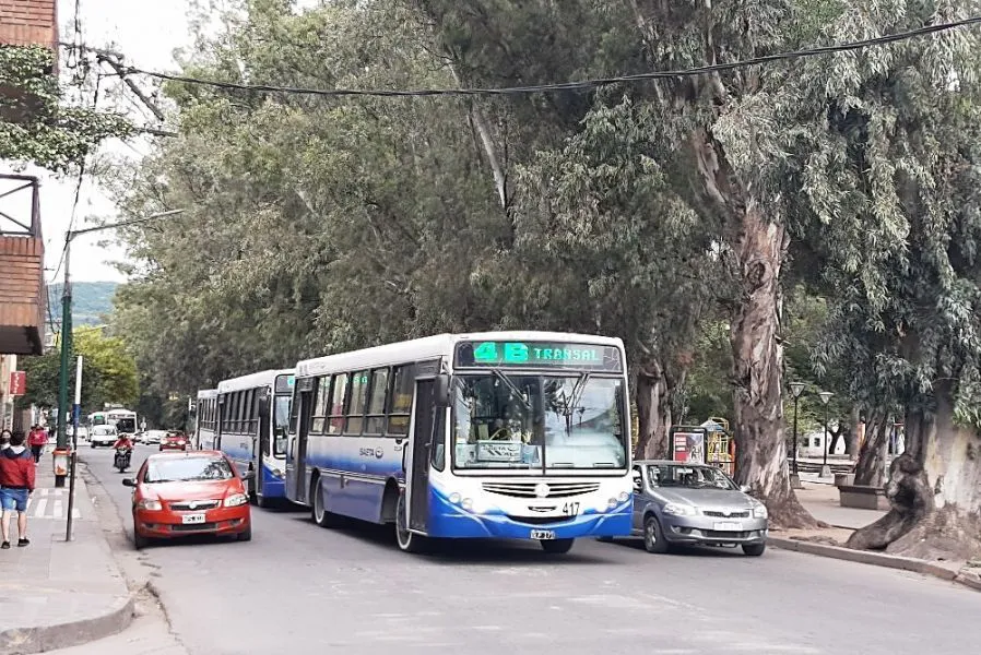 76299-desde-la-0-de-maniana-y-por-48-horas-habra-paro-de-colectivos-en-el-interior-del-pais-20210526210901