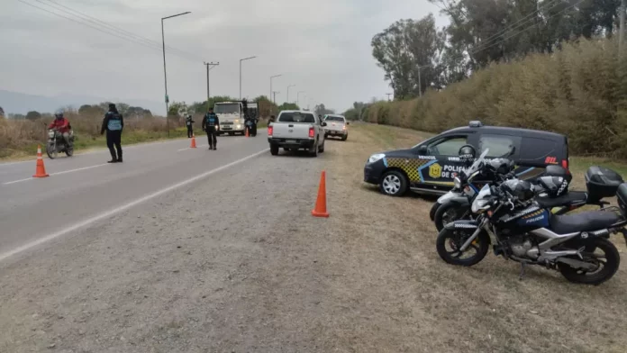 103863-la-policia-vial-controlo-mas-de-9-mil-vehiculos-en-la-provincia-696x392