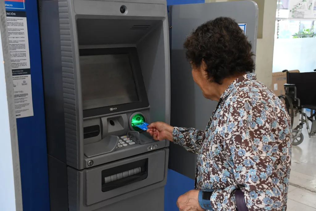cajero-adultos-mayores-2-1024x683