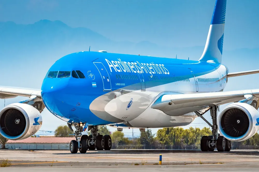 Aer-AerolineasArgentinas-A330-200-SCL-SB