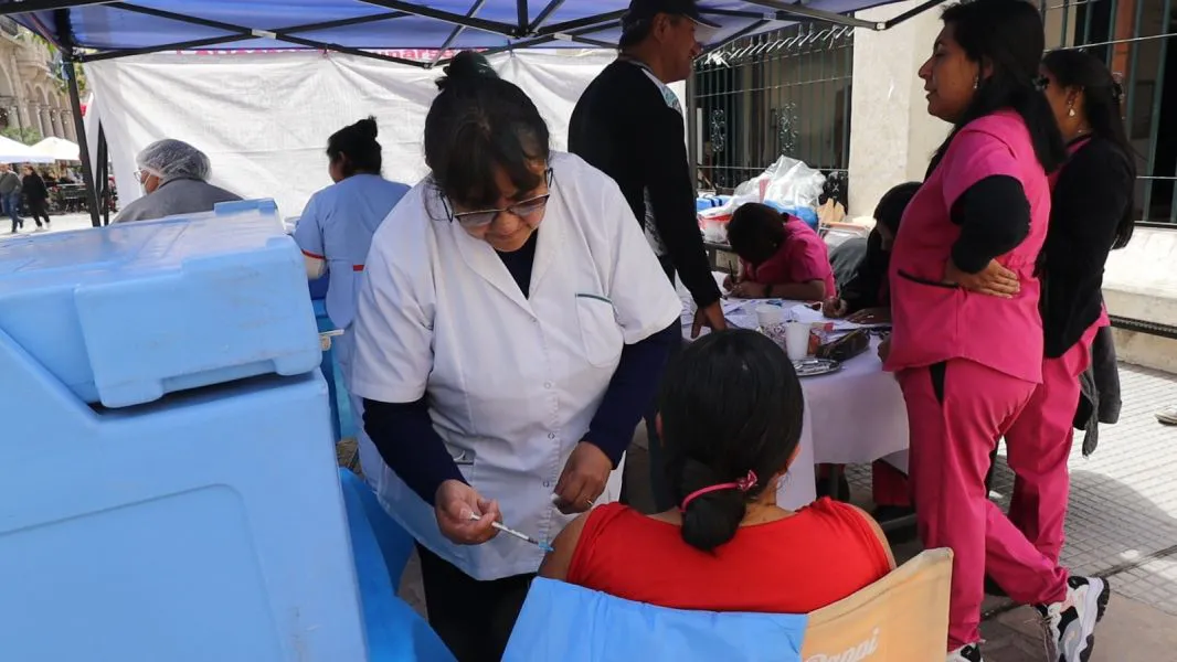 4321-aplicaron-mas-de-300-vacunas-en-la-posta-de-concientizacion-de-la-plazoleta-cuatro-siglos