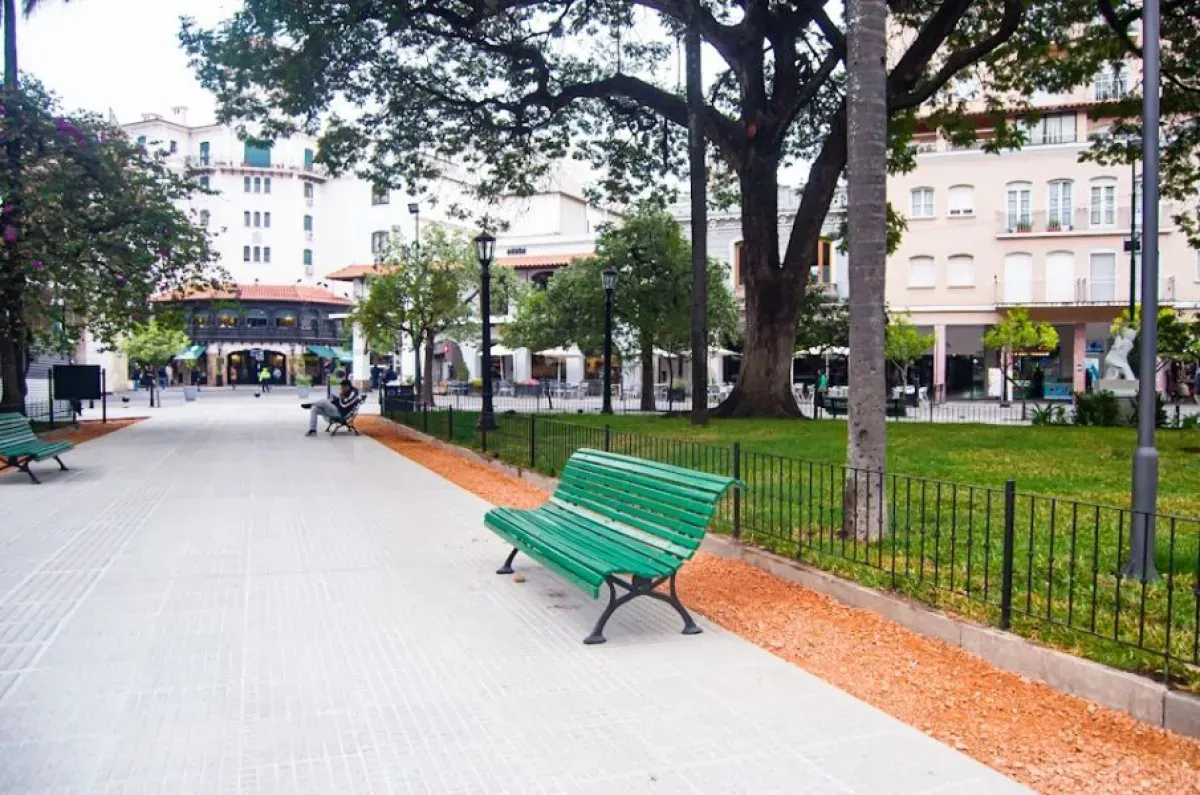 37735-denunciaron-la-falta-de-25-farolas-de-la-plaza-9-de-julio