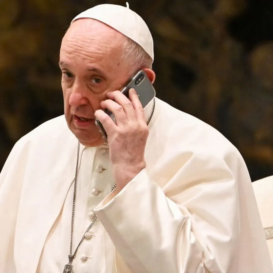 20230518-imagen-de-archivo-del-papa-francisco-hablando-por-telefono-1570346