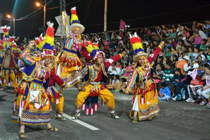 multimedia.normal.9f4a3b39482fba28.6361726e6176616c206176656e696461202d20636f72736f73202832295f6e6f726d616c2e4a5047