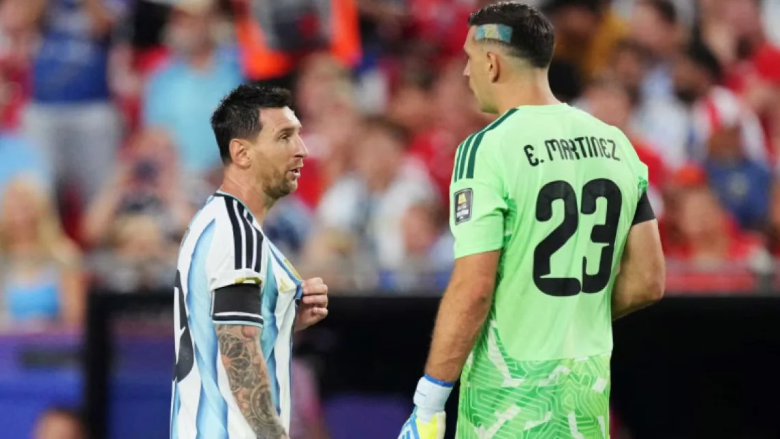 lionel-messi-y-dibu-martinez-2331228
